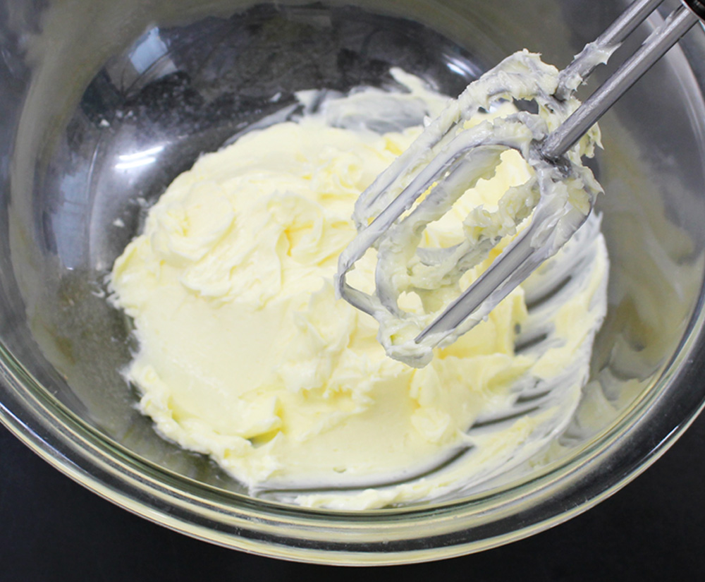 ハンドミキサーでなめらかになるまで撹拌する