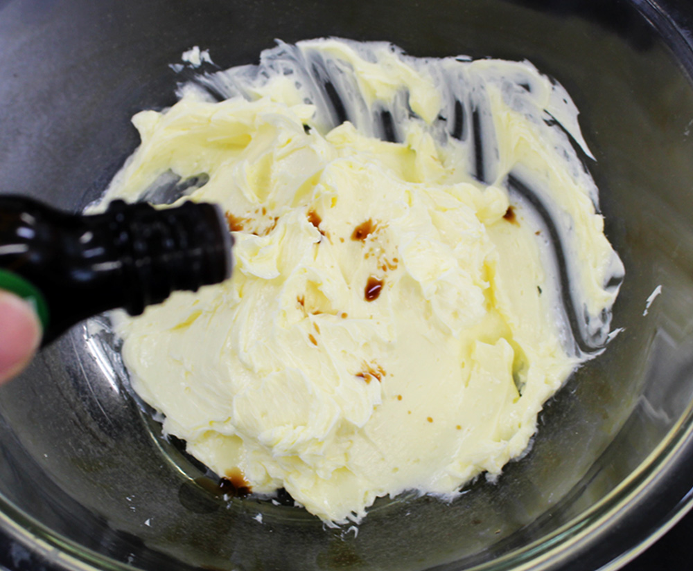 ハンドミキサーで均一になるまで撹拌する