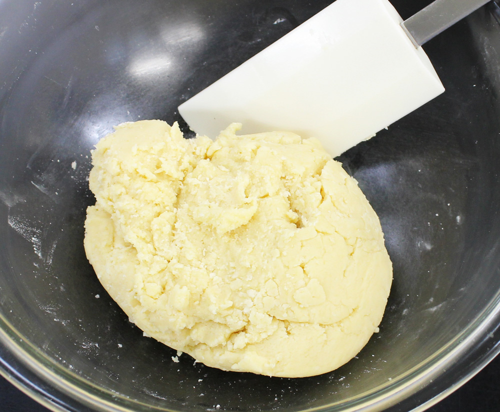 ゴムベラでひとかたまりになるまで混ぜる