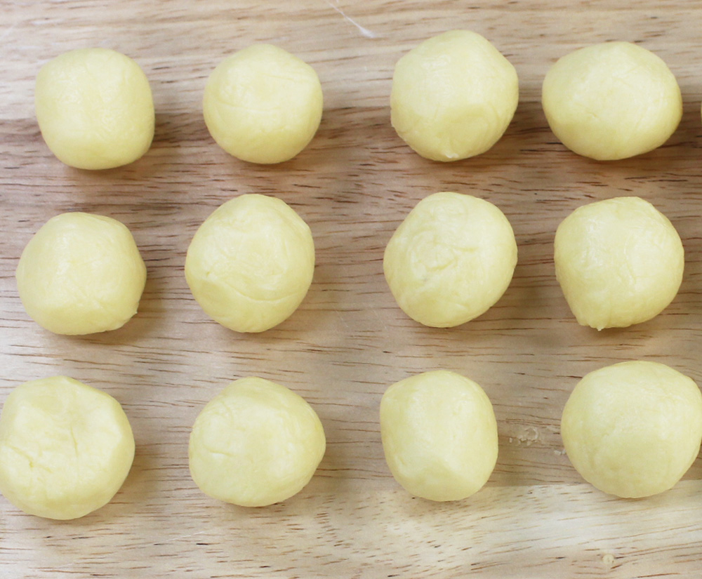 手で丸く丸めてから、軽くつぶして天板に並べる